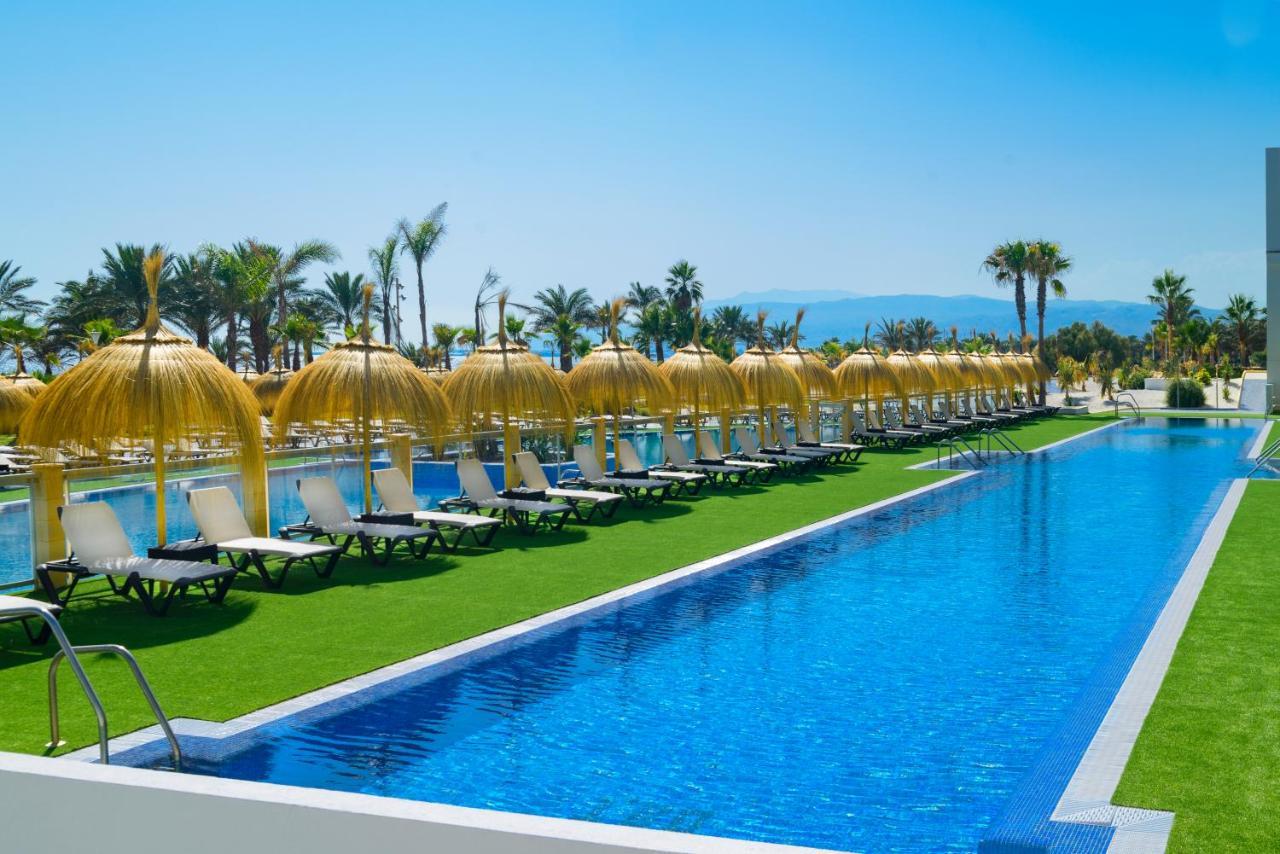 Cabogata Beach Hotel Retamar  Kültér fotó The swimming pool at the hotel