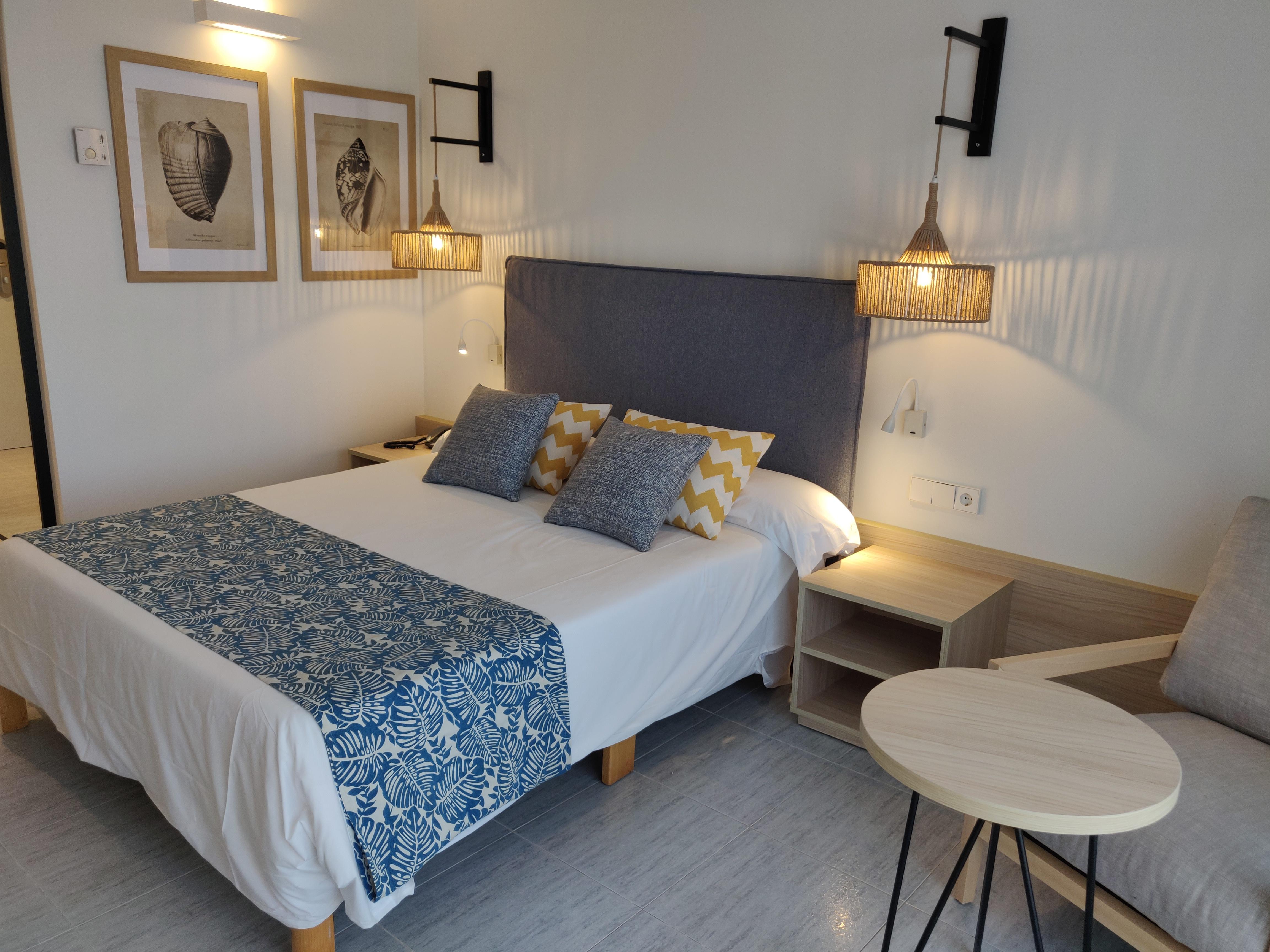 Cabogata Beach Hotel Retamar  Kültér fotó A bedroom in a hotel