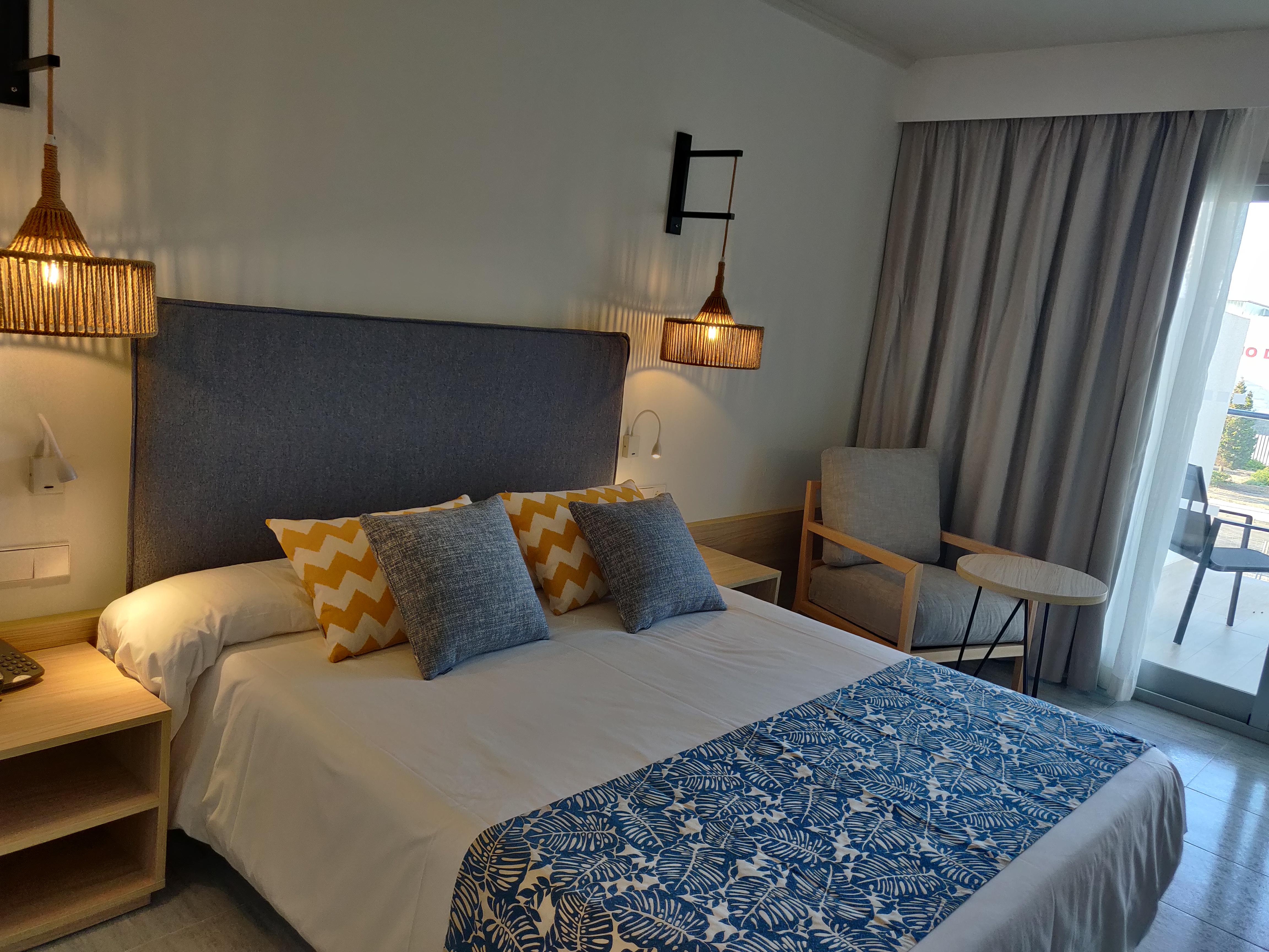 Cabogata Beach Hotel Retamar  Kültér fotó A bedroom in a hotel