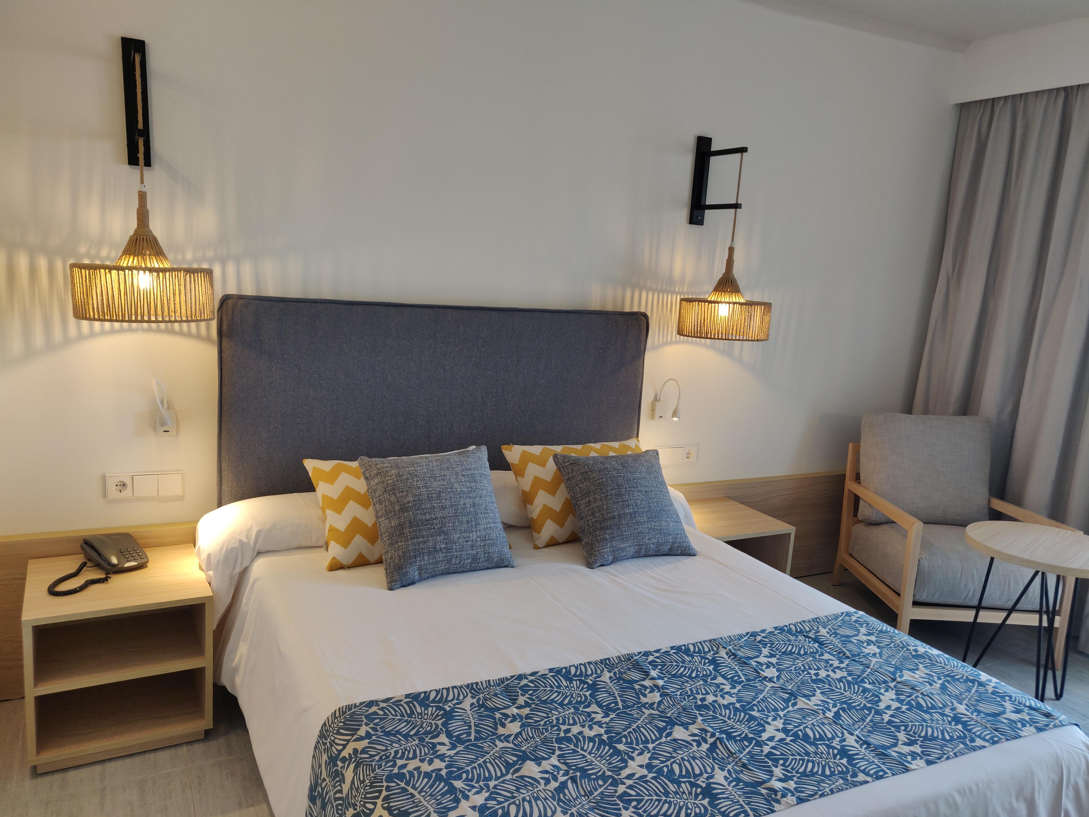 Cabogata Beach Hotel Retamar  Kültér fotó A bedroom in a hotel