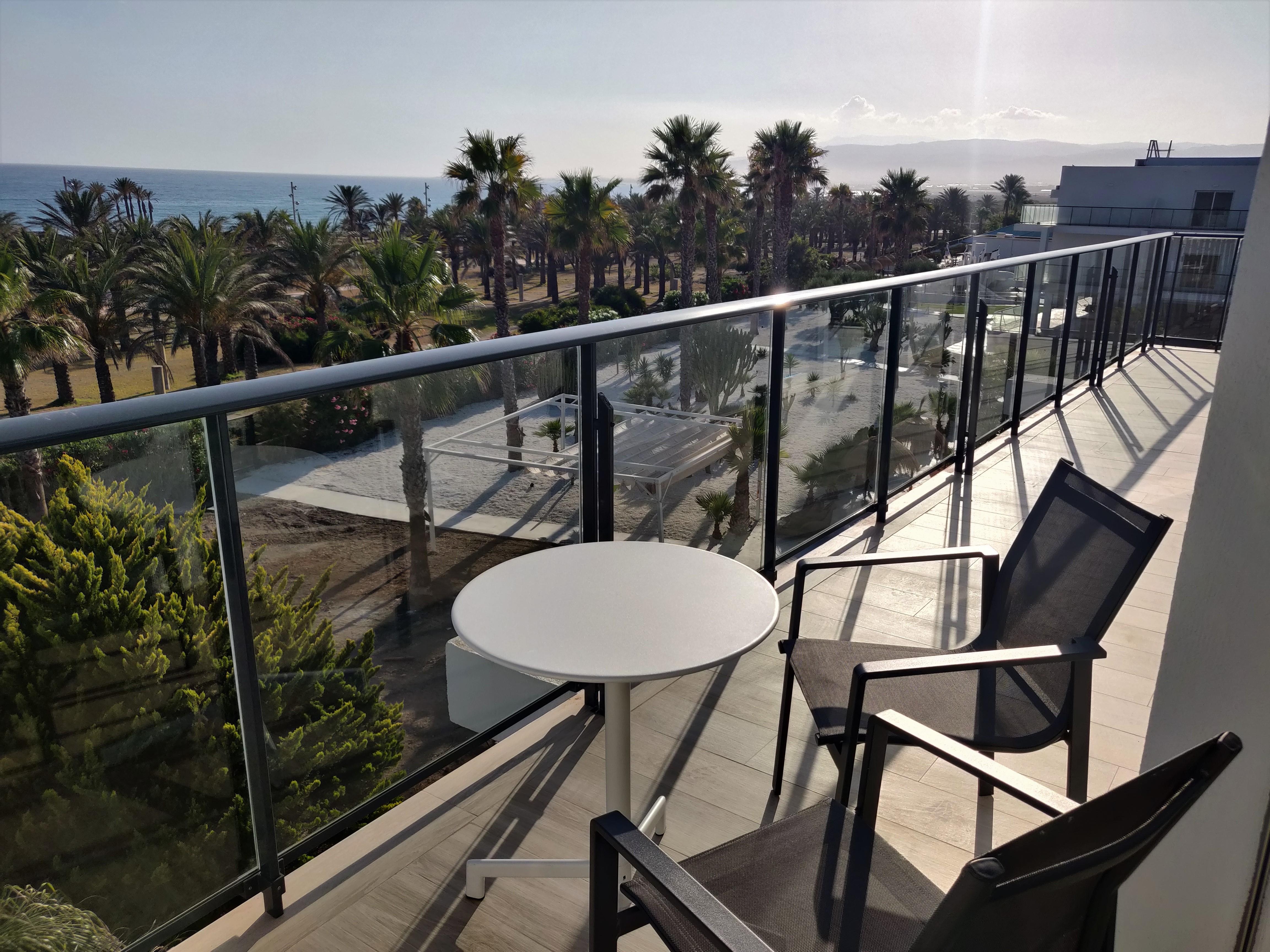 Cabogata Beach Hotel Retamar  Kültér fotó A balcony in a hotel