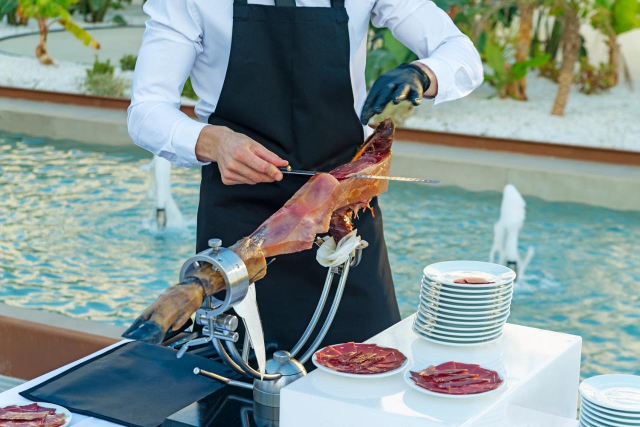 Cabogata Beach Hotel Retamar  Kültér fotó Jamón being sliced